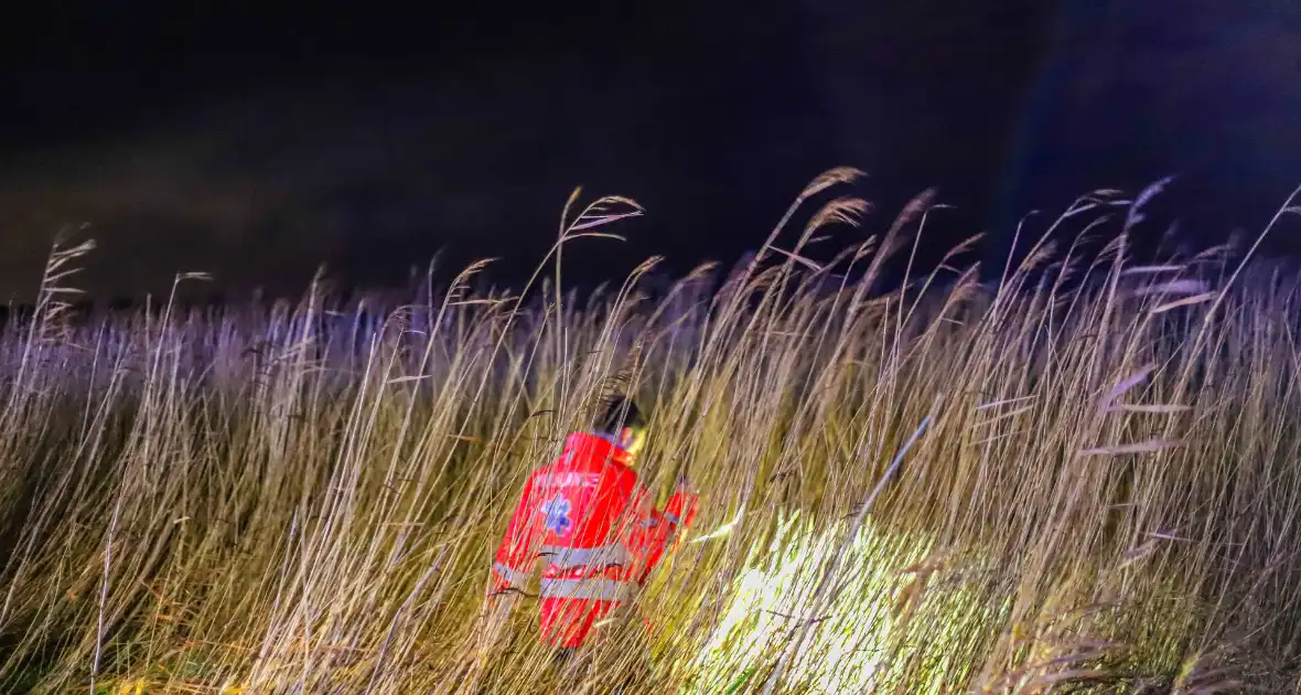 Auto belandt op zijkant langs kanaal - Foto 2