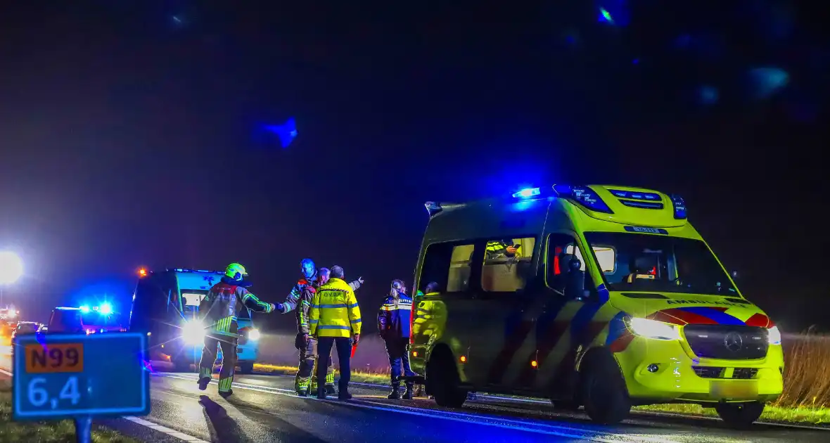 Auto belandt op zijkant langs kanaal - Foto 3