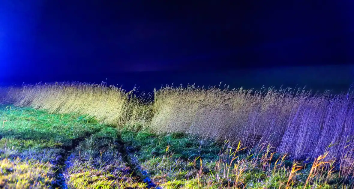 Auto belandt op zijkant langs kanaal - Foto 4