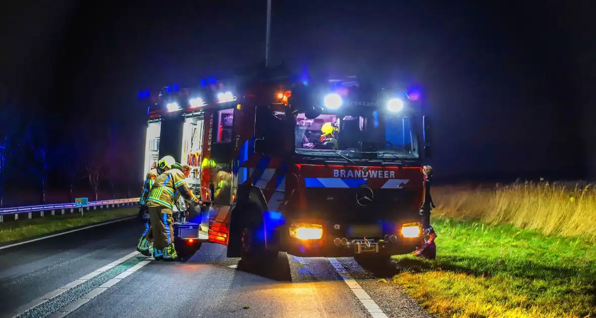 Auto belandt op zijkant langs kanaal - Foto 5