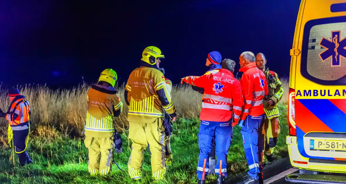 Auto belandt op zijkant langs kanaal - Foto 7