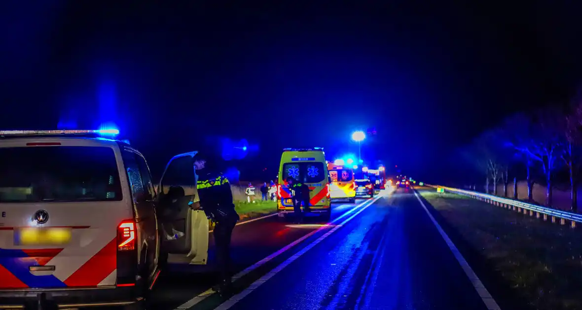 Auto belandt op zijkant langs kanaal - Foto 8