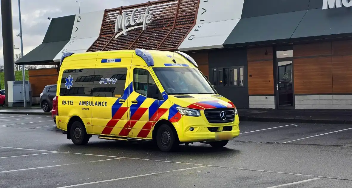 Fietser zwaargewond bij aanrijding met auto, traumateam ingezet - Foto 1