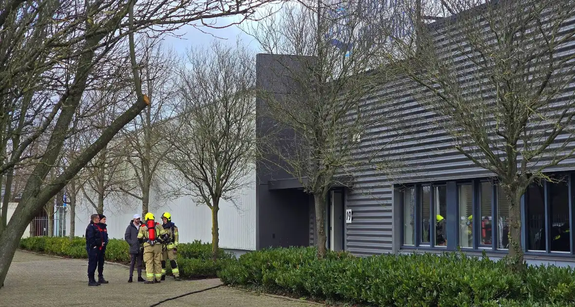 Brandweer ingezet voor brand in bedrijf - Foto 4