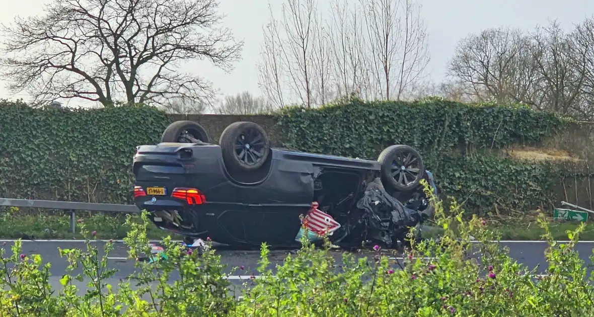 Auto slaat over de kop bij kruising