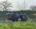 Auto slaat over de kop bij kruising