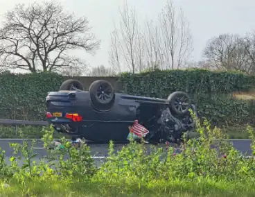 Auto slaat over de kop bij kruising