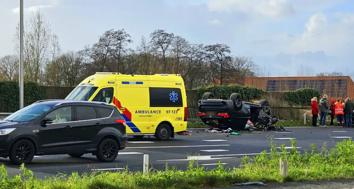 Auto slaat over de kop bij kruising - Foto 1