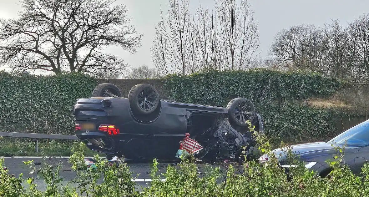 Auto slaat over de kop bij kruising - Foto 2