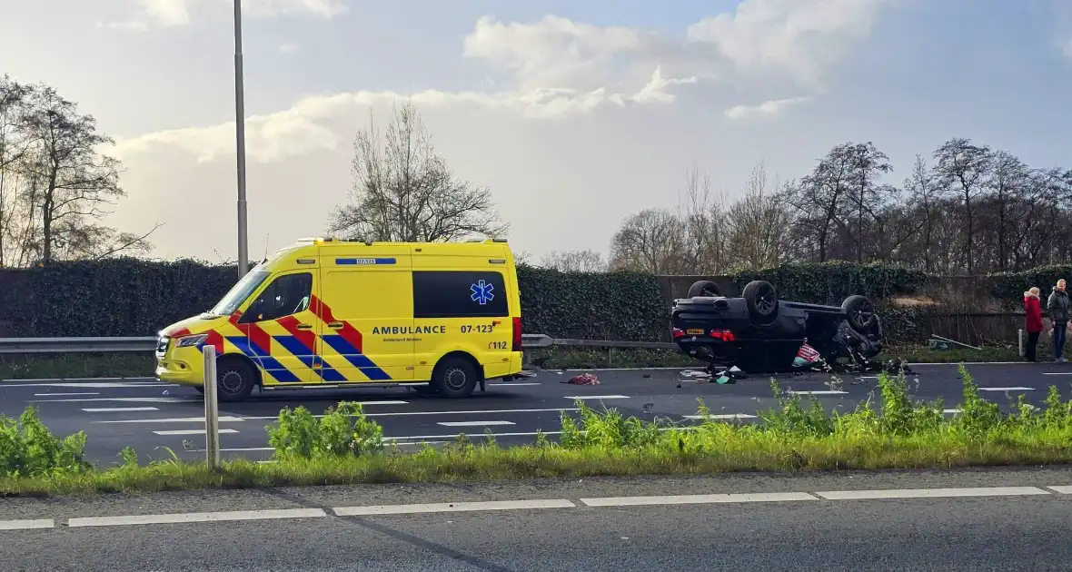 Auto slaat over de kop bij kruising - Foto 3