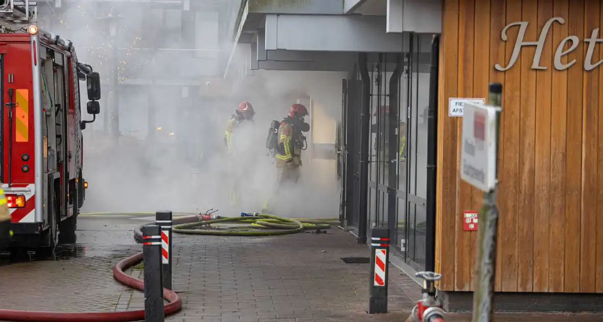 Wooncentrum deels ontruimd wegens containerbrand in berging - Foto 1