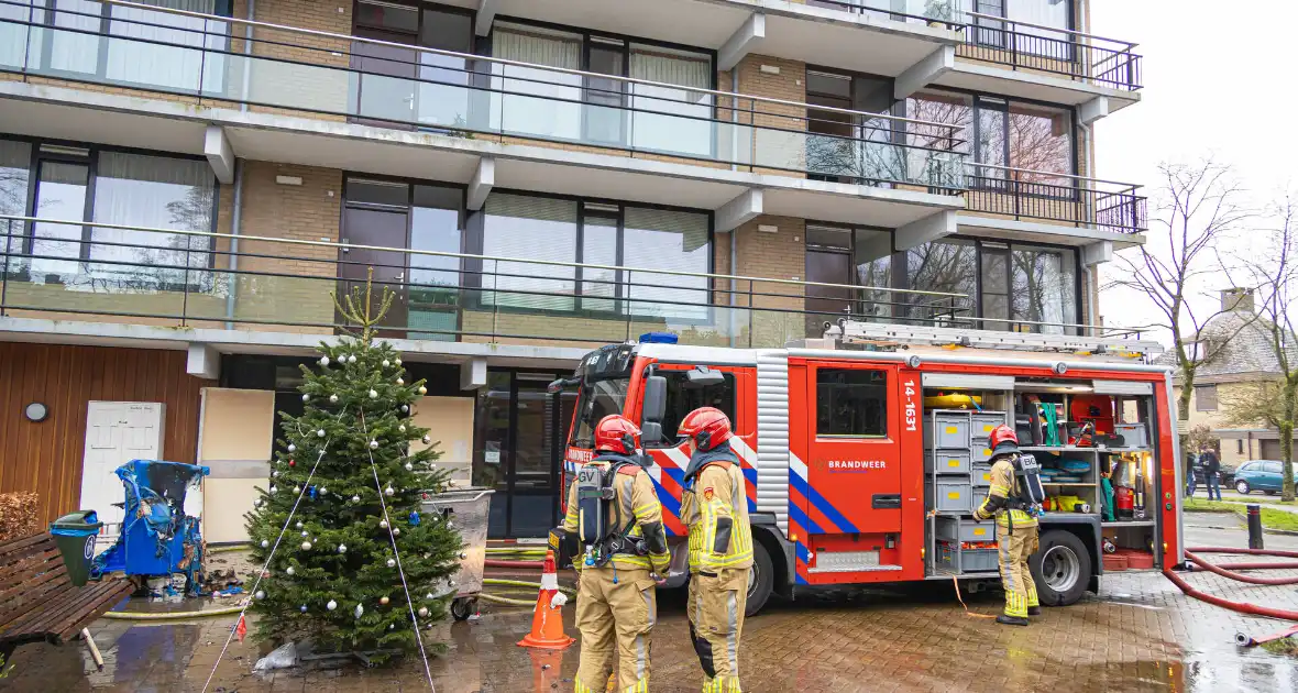 Wooncentrum deels ontruimd wegens containerbrand in berging - Foto 12