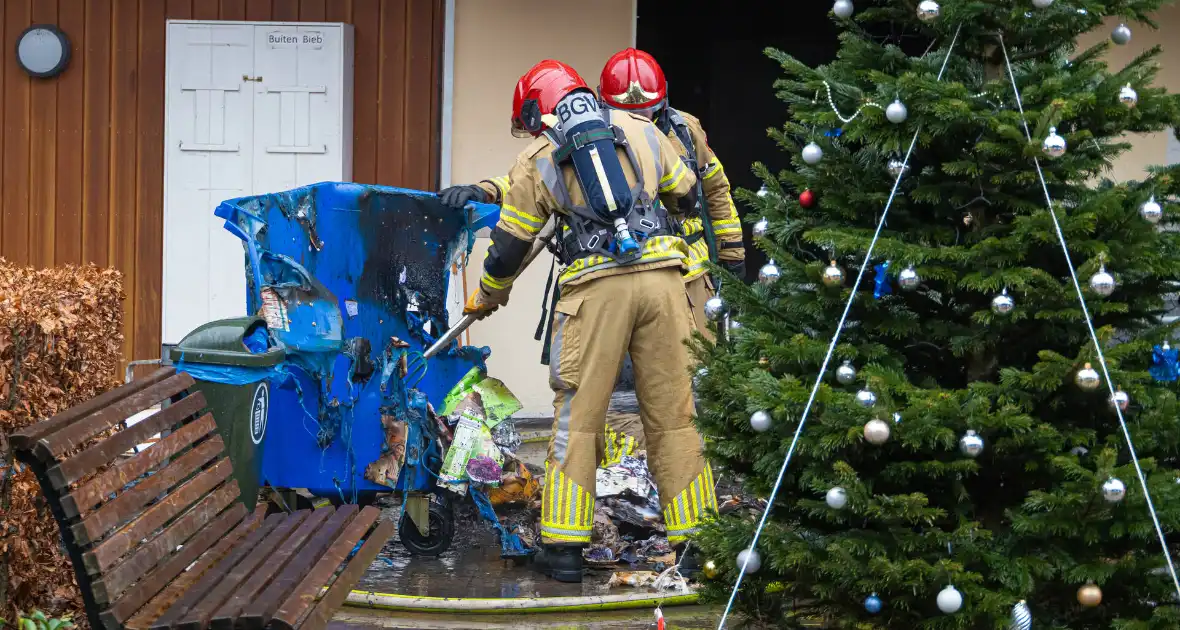 Wooncentrum deels ontruimd wegens containerbrand in berging - Foto 14