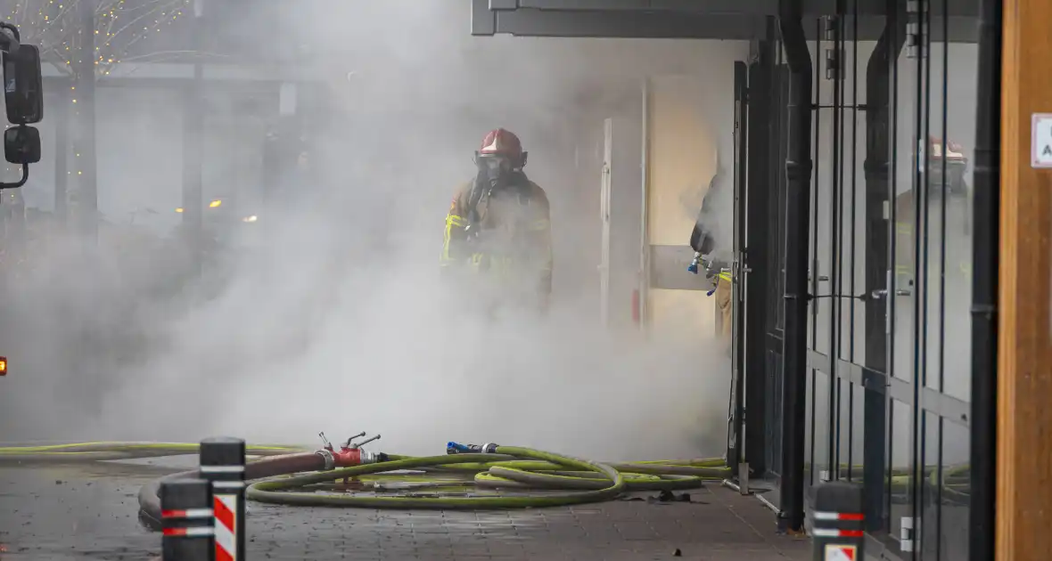 Wooncentrum deels ontruimd wegens containerbrand in berging - Foto 2