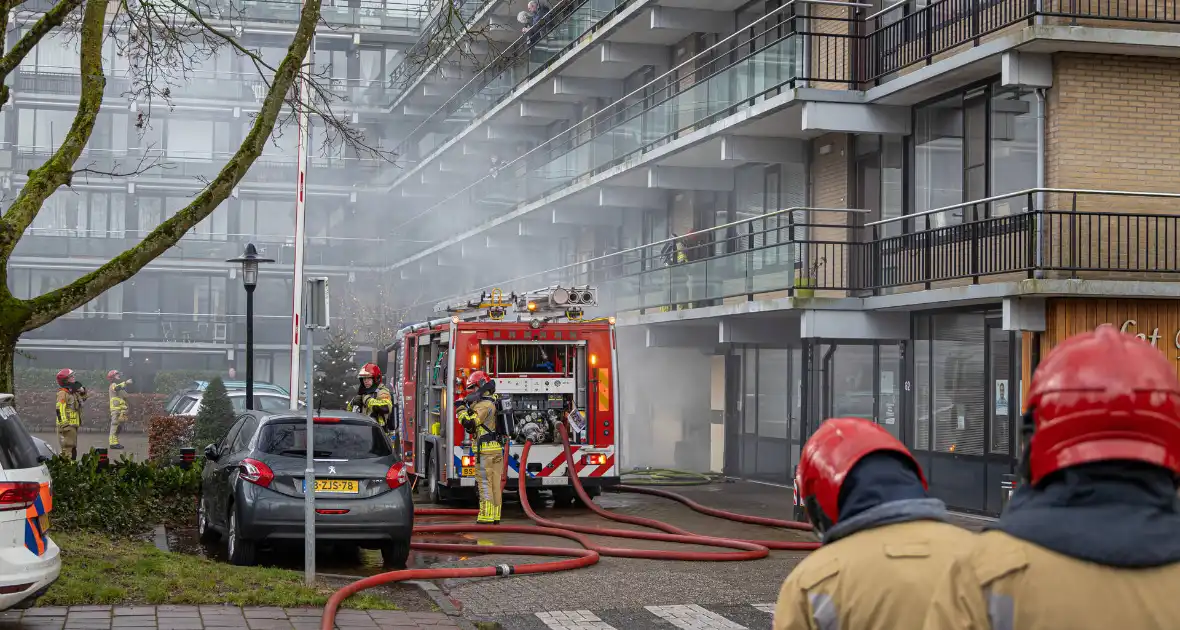 Wooncentrum deels ontruimd wegens containerbrand in berging - Foto 3