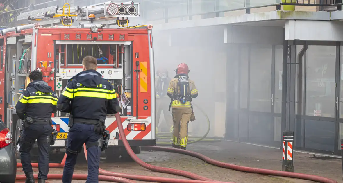 Wooncentrum deels ontruimd wegens containerbrand in berging - Foto 5