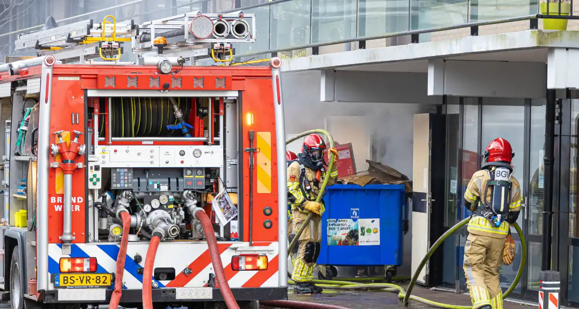 Wooncentrum deels ontruimd wegens containerbrand in berging - Foto 7