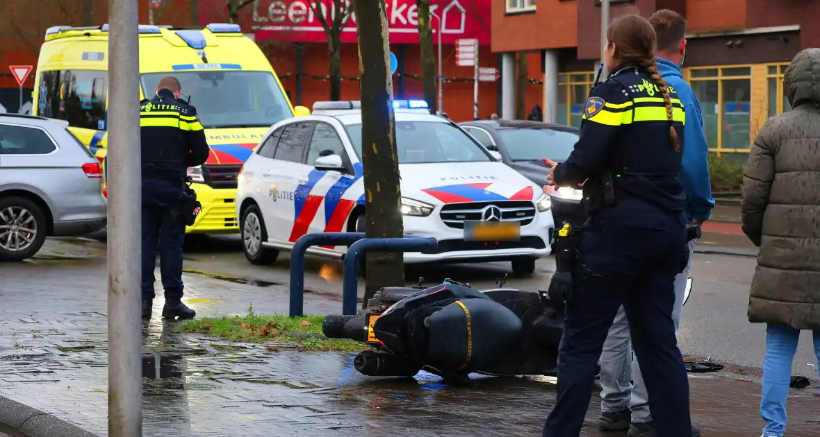 Scooterrijder klapt achterop stilstaande personenauto