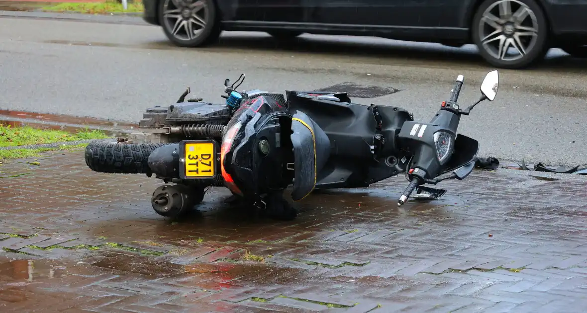 Scooterrijder klapt achterop stilstaande personenauto - Foto 2