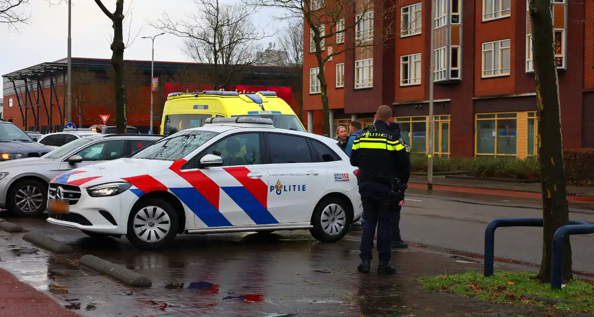 Scooterrijder klapt achterop stilstaande personenauto - Foto 3