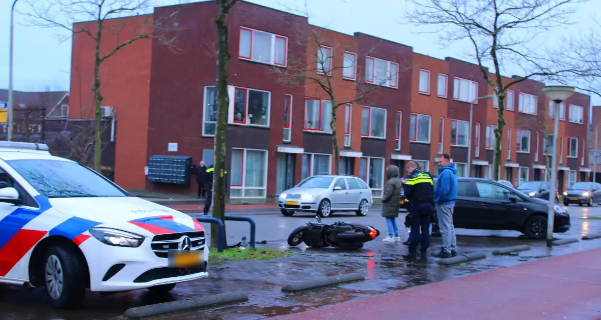 Scooterrijder klapt achterop stilstaande personenauto - Foto 4