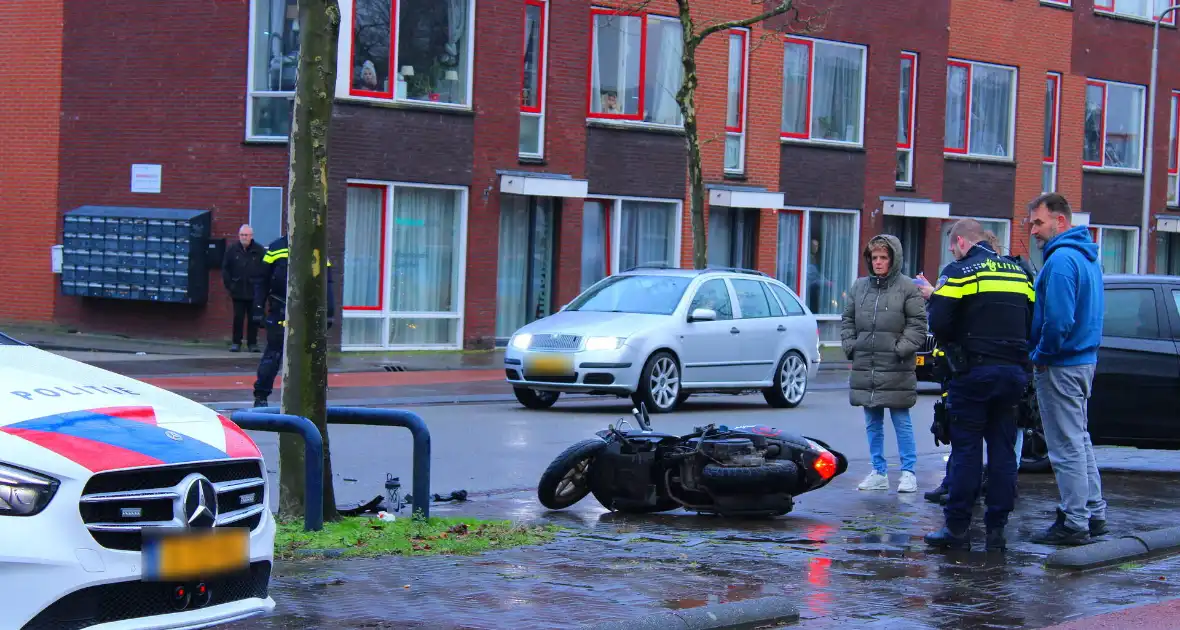 Scooterrijder klapt achterop stilstaande personenauto - Foto 6