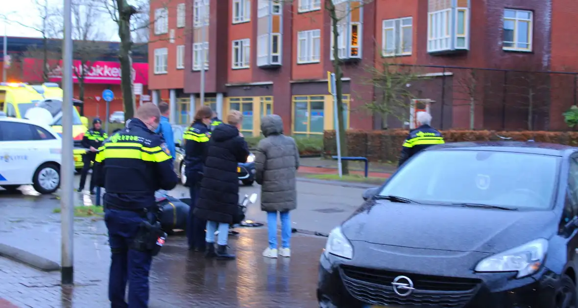 Scooterrijder klapt achterop stilstaande personenauto - Foto 7