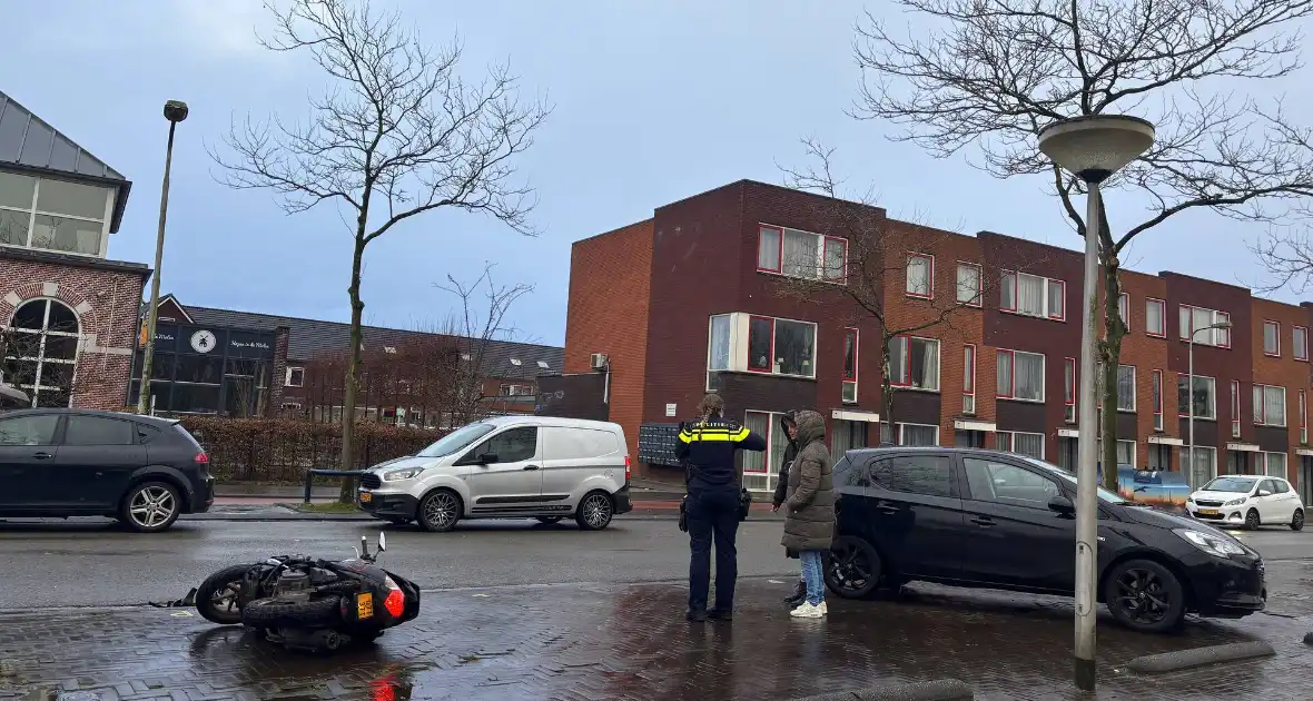 Scooterrijder klapt achterop stilstaande personenauto - Foto 8