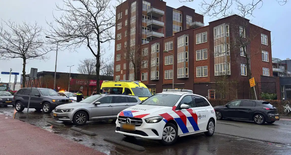 Scooterrijder klapt achterop stilstaande personenauto - Foto 9