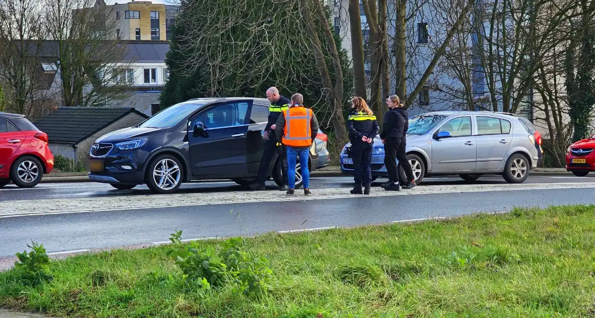 Schade bij kop-staartbotsing twee voertuigen - Foto 2