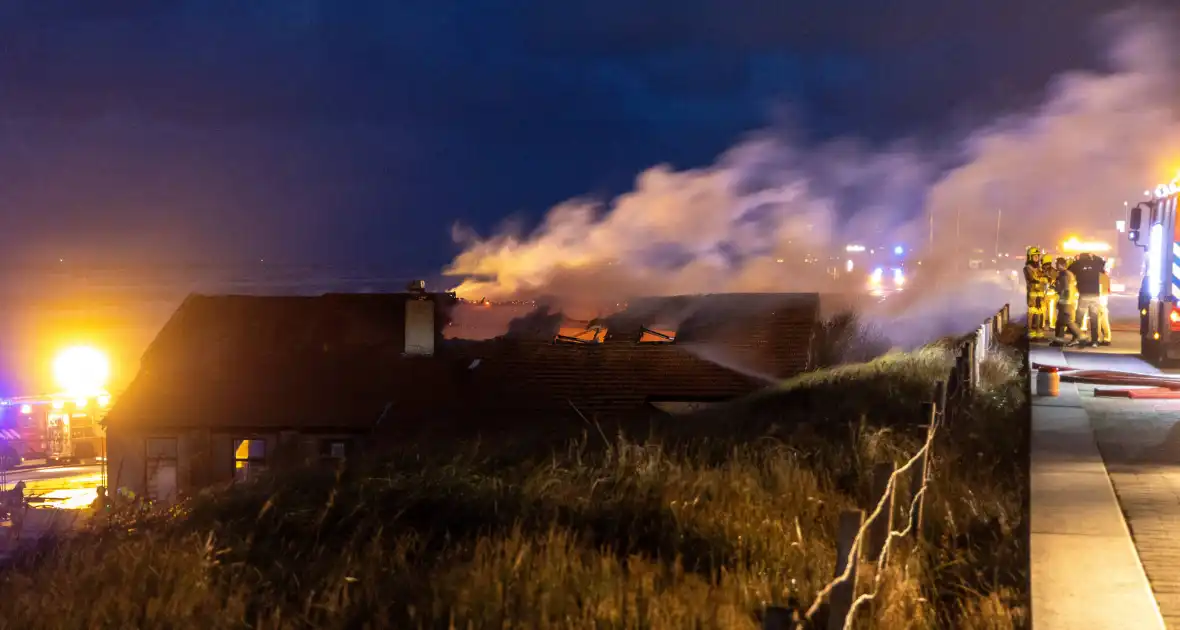 Brandweer blust uitslaande brand in strandtent