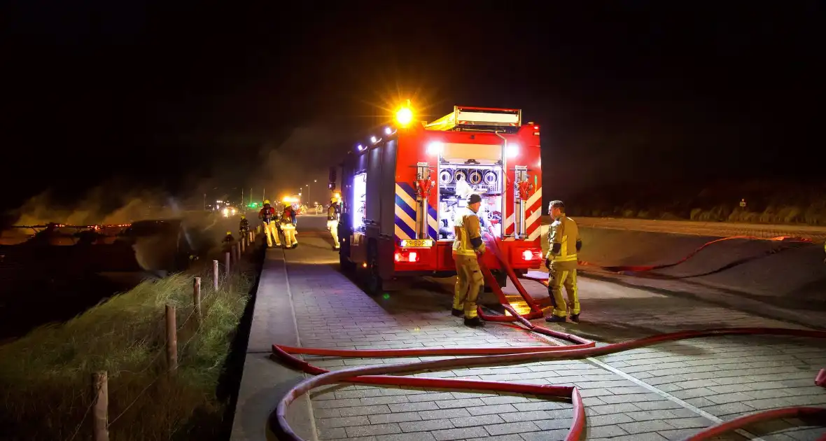 Brandweer blust uitslaande brand in strandtent - Foto 1