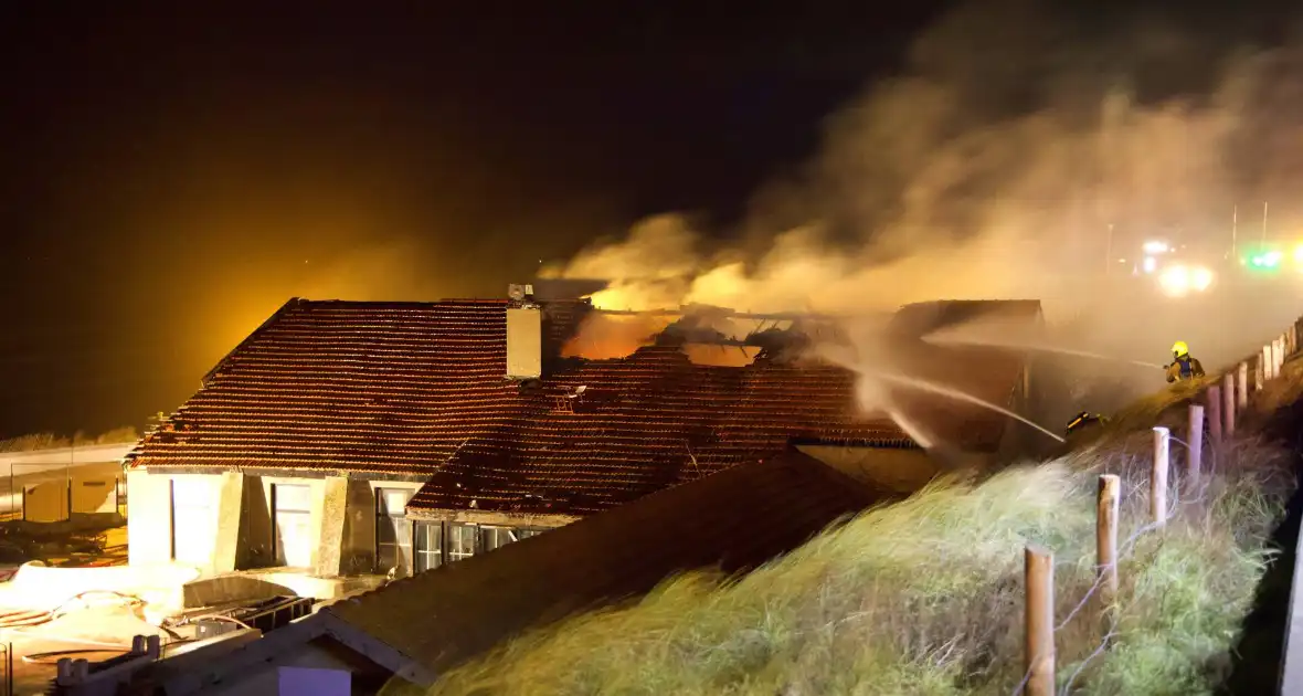 Brandweer blust uitslaande brand in strandtent - Foto 2