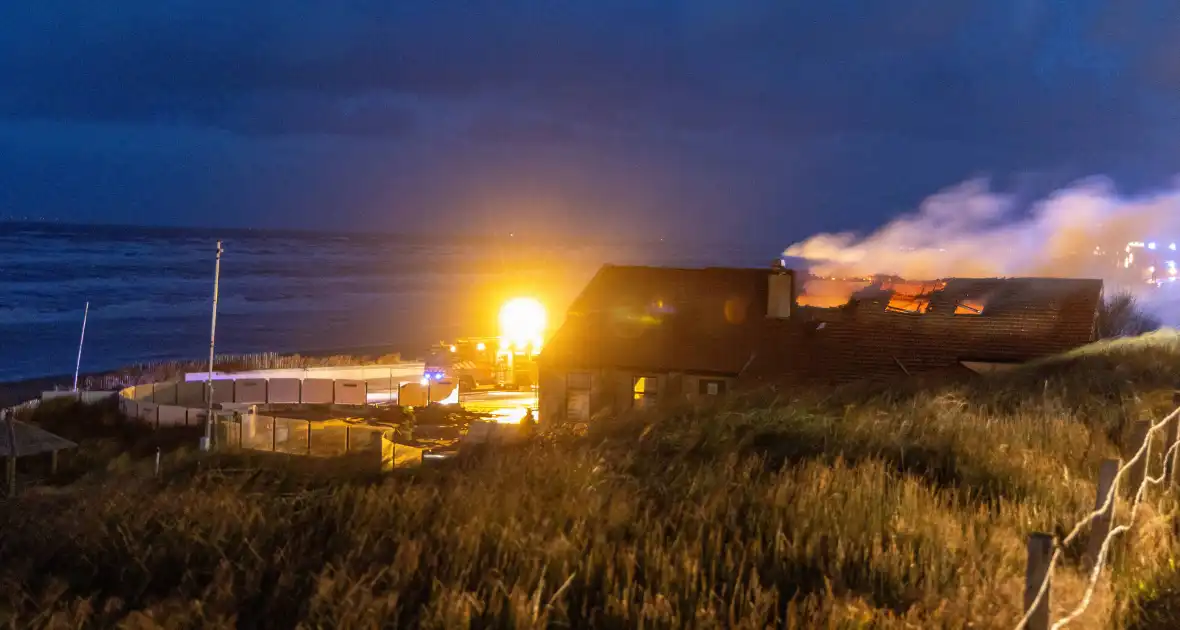 Brandweer blust uitslaande brand in strandtent - Foto 3