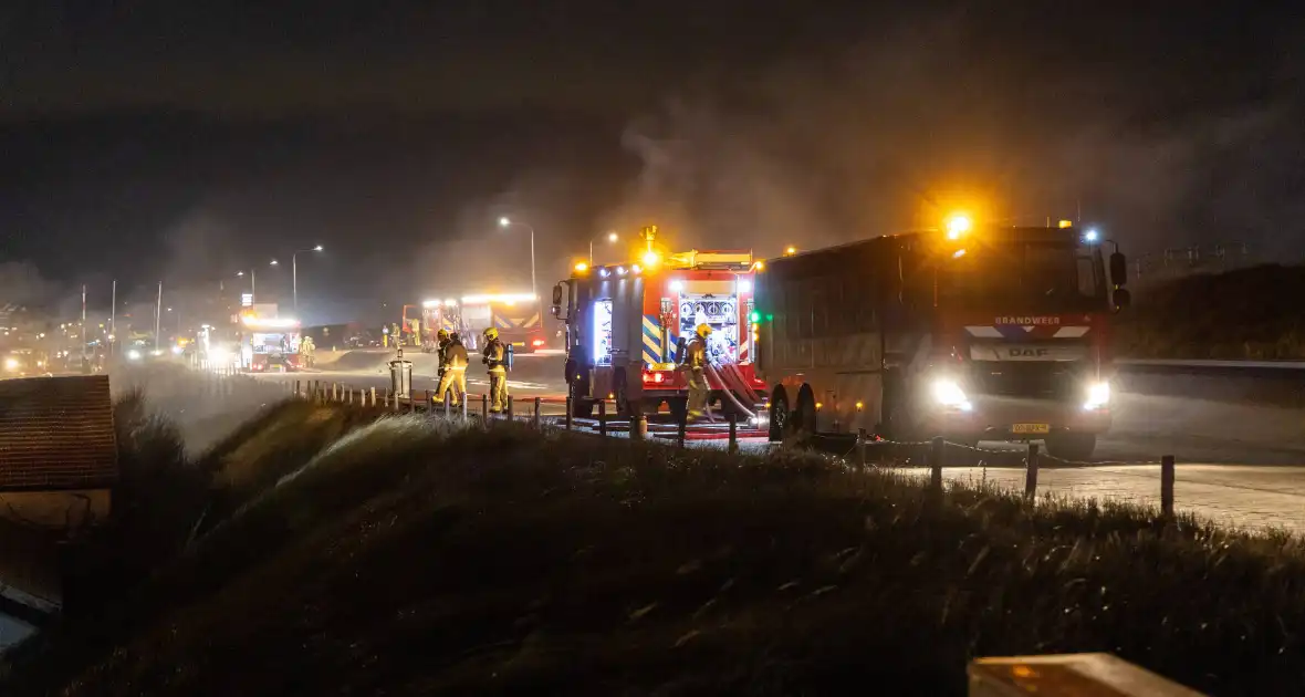 Brandweer blust uitslaande brand in strandtent - Foto 6