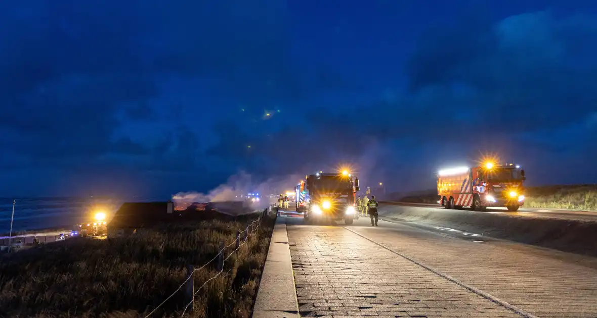 Brandweer blust uitslaande brand in strandtent - Foto 7