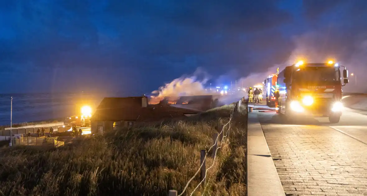 Brandweer blust uitslaande brand in strandtent - Foto 9