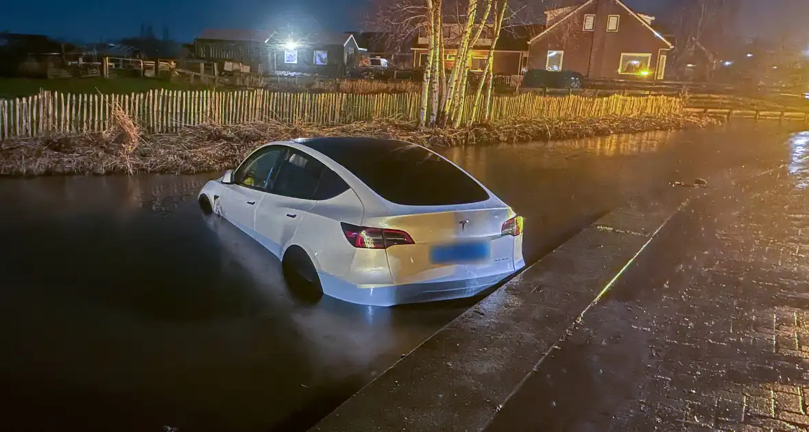 Taxi vliegt uit de bocht en raakt te water