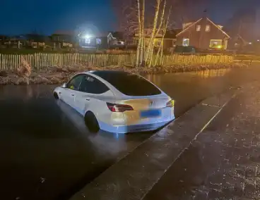 Taxi vliegt uit de bocht en raakt te water