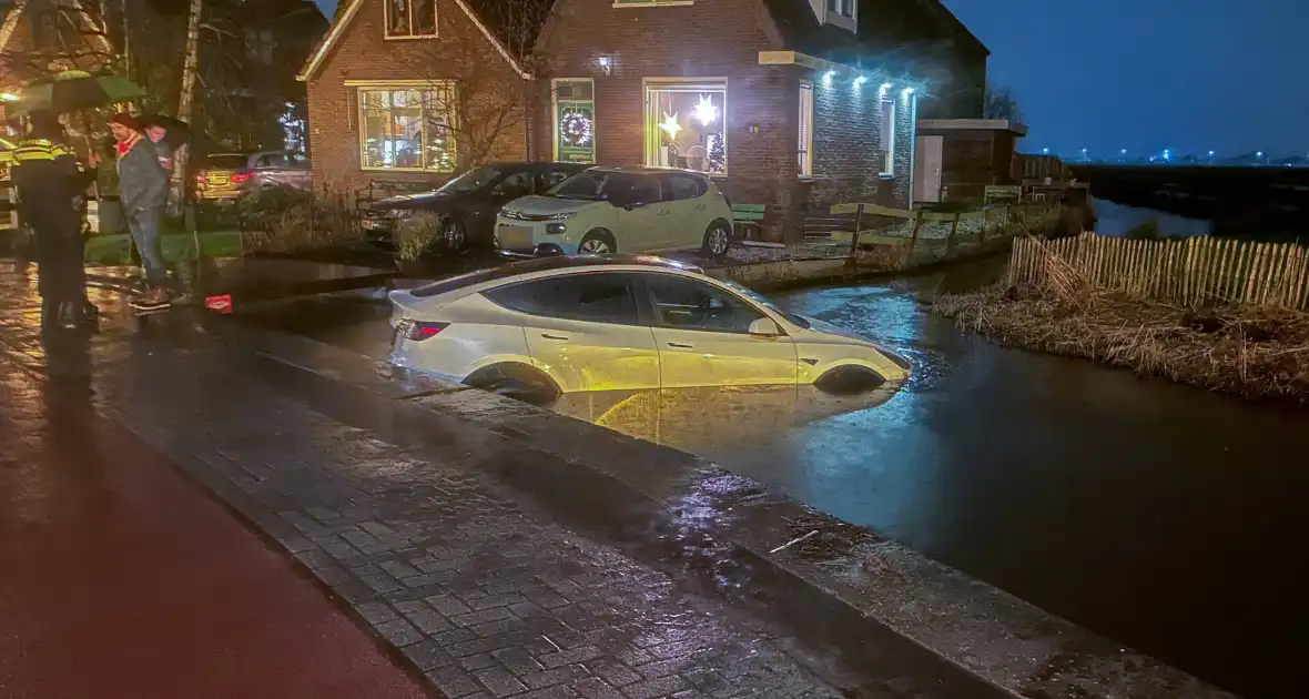 Taxi vliegt uit de bocht en raakt te water - Foto 2