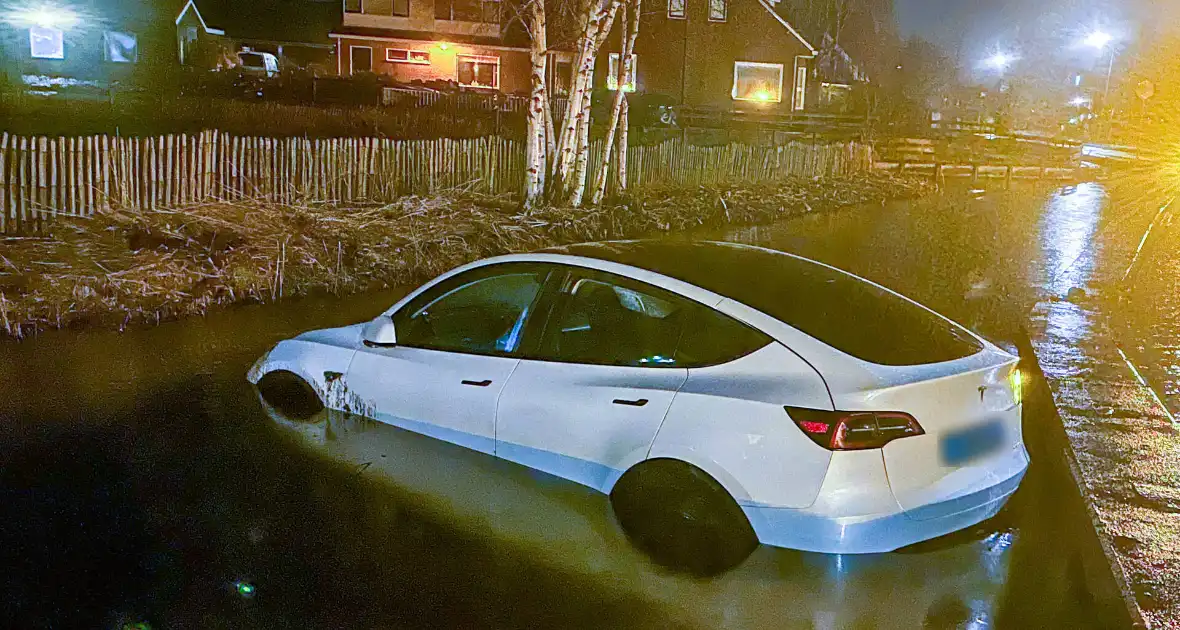 Taxi vliegt uit de bocht en raakt te water - Foto 3