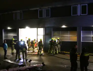 Vermoedelijke explosie leidt tot brand bij loods