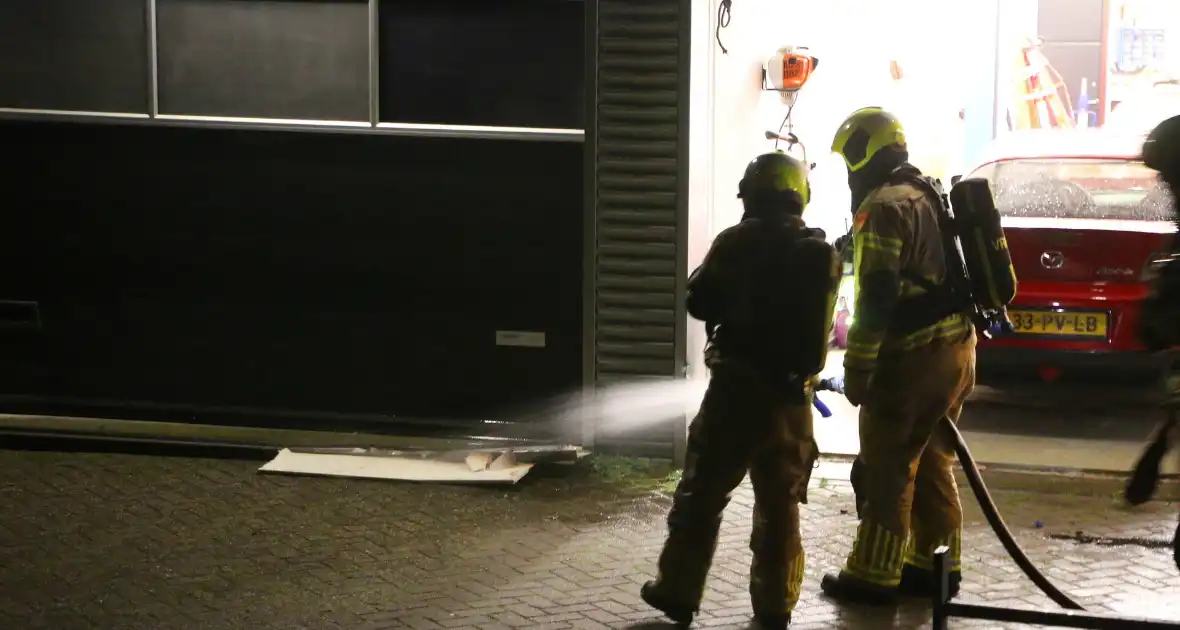 Vermoedelijke explosie leidt tot brand bij loods - Foto 1