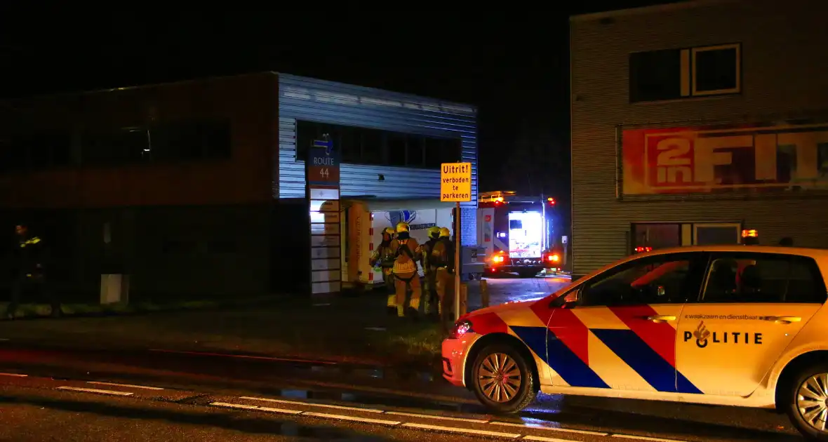 Vermoedelijke explosie leidt tot brand bij loods - Foto 3