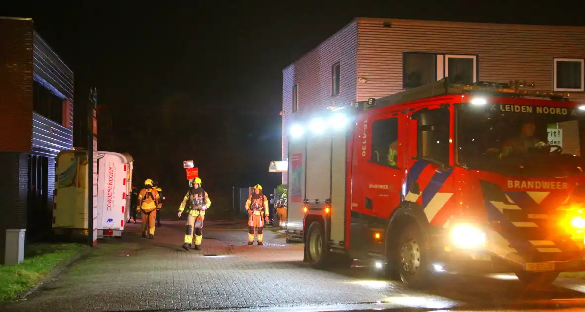 Vermoedelijke explosie leidt tot brand bij loods - Foto 4