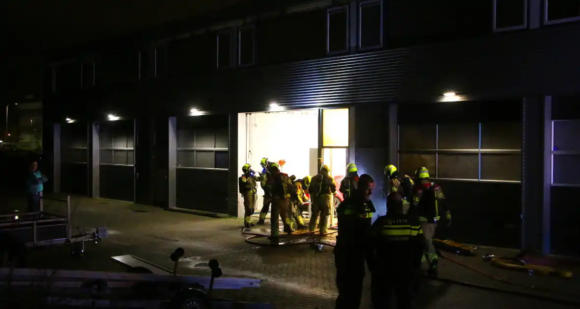 Vermoedelijke explosie leidt tot brand bij loods - Foto 5