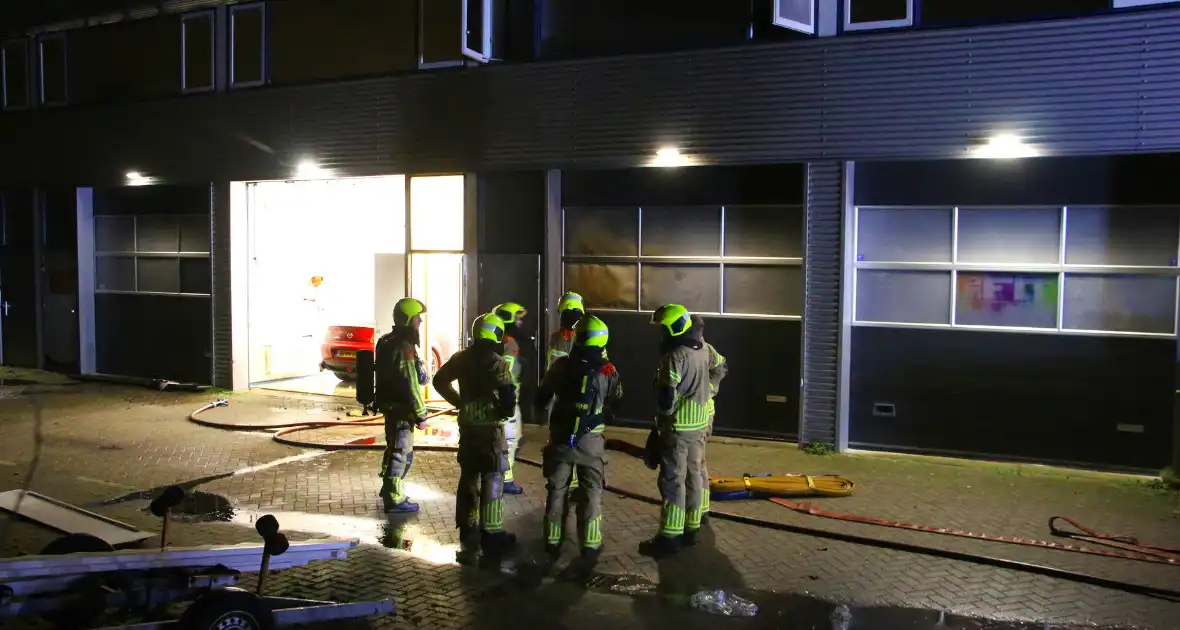 Vermoedelijke explosie leidt tot brand bij loods - Foto 7