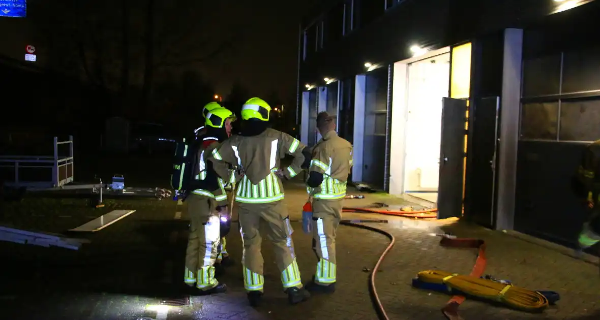 Vermoedelijke explosie leidt tot brand bij loods - Foto 8