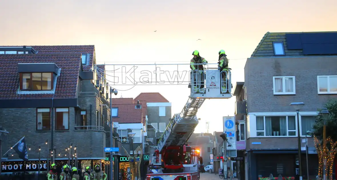 Harde wind speelt kerstverlichting parten