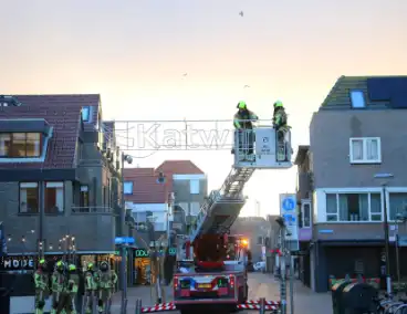 Harde wind speelt kerstverlichting parten